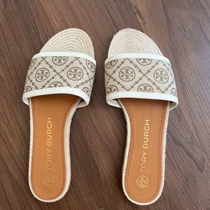 TORY BURCH MONOGRAM ESPADRILLE SLIDE / SANDAL
